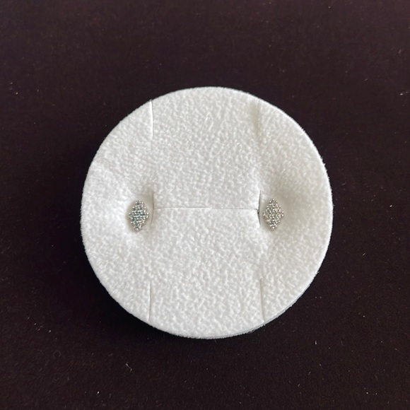 Diamond shaped stud earrings - Picture 1 of 2